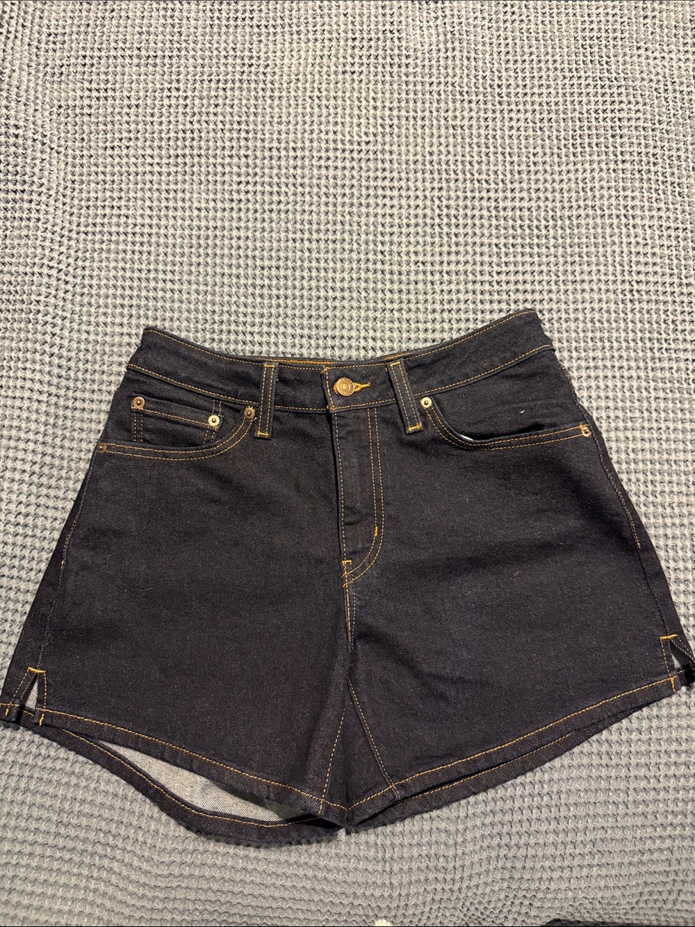 Levi’s High-Waist dark Denim Shorts with Contrast Stitching